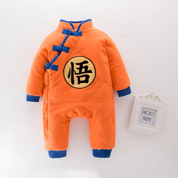 Une combinaison orange et bleu pour bébé avec le symbole de Goku de Dragon Ball Z brodé sur le devant.,GR-7761959161,GR-1701390744,GR-9521211555,GR-2481485920,GR-2307767320
