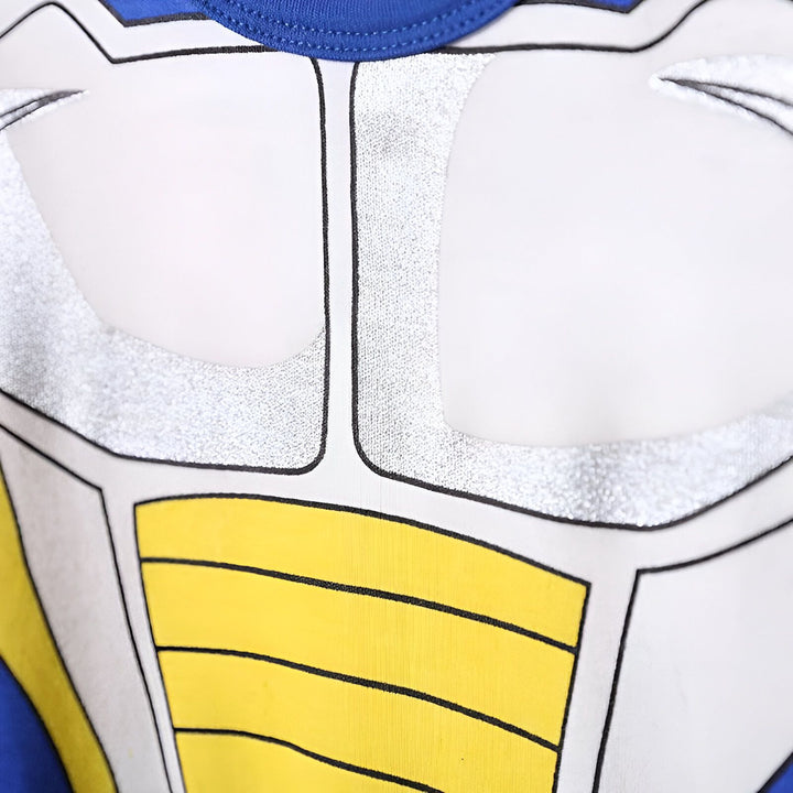 L'image montre un gros plan du torse d'un costume de Vegeta, un personnage de la série animée Dragon Ball Z. Le costume est bleu et jaune avec des lignes blanches et des détails argentés.,GR-2599538564,GR-303945353X,GR-250010043X,GR-5170242573,GR-9699771445,GR-9774986865,GR-4881489798