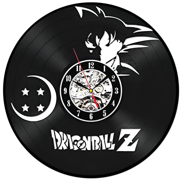Une horloge murale en vinyle représentant Son Goku, un personnage de la série animée Dragon Ball Z. L'horloge est noire avec des détails blancs et rouges.,HO-3462045172