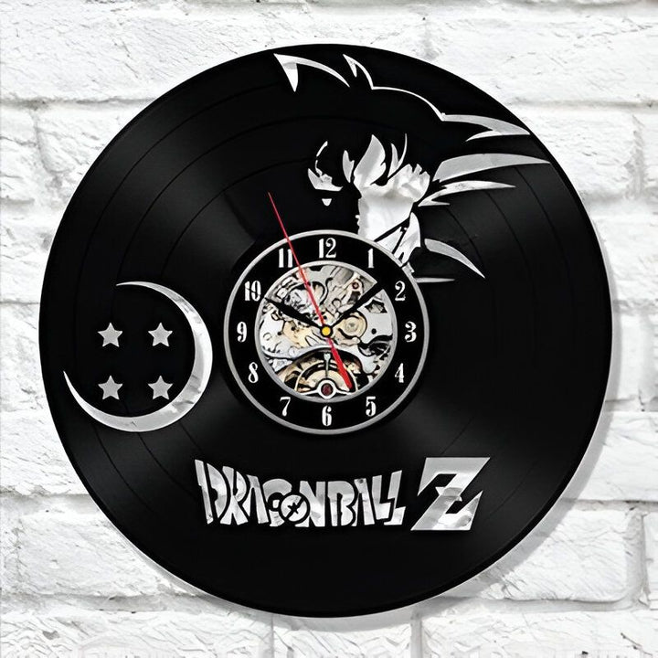 Une horloge murale en vinyle représentant Son Goku, un personnage de la série animée Dragon Ball Z. L'horloge est noire avec des détails blancs et mesure 30 cm de diamètre. Elle fonctionne avec une pile AA (non incluse).,HO-3462045172
