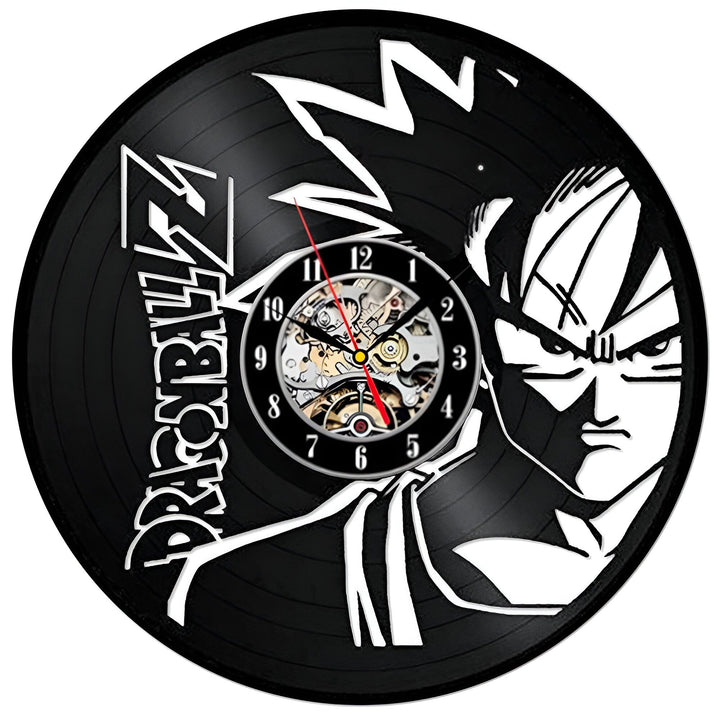 Une horloge murale en vinyle représentant Son Goku, un personnage de la série animée Dragon Ball Z. Son Goku est représenté en train de se battre, avec ses cheveux hérissés et sa combinaison orange. L'horloge est entourée du texte "Dragon Ball Z",HO-912469214X