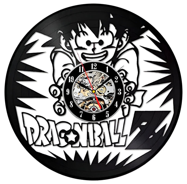 Une horloge murale en vinyle représentant Son Goku, un personnage de la série animée Dragon Ball Z. Son Goku est représenté en train de charger une attaque énergétique. L'horloge est de couleur noire et blanche.,HO-1904793126