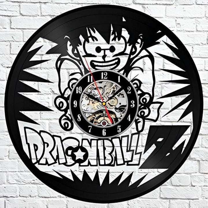 Une horloge murale en vinyle représentant Son Goku, un personnage de la série animée Dragon Ball Z. Son Goku est debout sur un fond de flammes et tient une boule d'énergie dans sa main droite. L'horloge est entourée du texte "Dragon Ball Z".,HO-1904793126