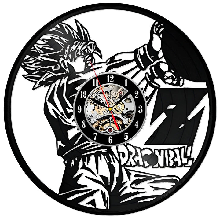 Une horloge murale en vinyle représentant Son Goku, un personnage de la série animée Dragon Ball. Son Goku est en train de se battre et porte une combinaison orange et bleue. L'horloge est noire et blanche.,HO-0272189057