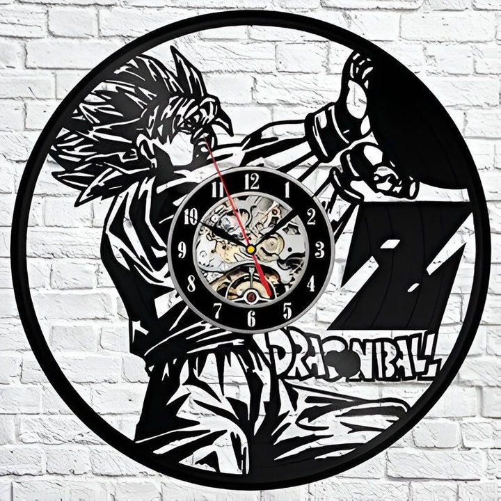 Une horloge murale en vinyle représentant Son Goku, un personnage de la série animée Dragon Ball Z. Son Goku est en train de se battre contre un adversaire. L'horloge est de couleur noire et rouge.,HO-0272189057