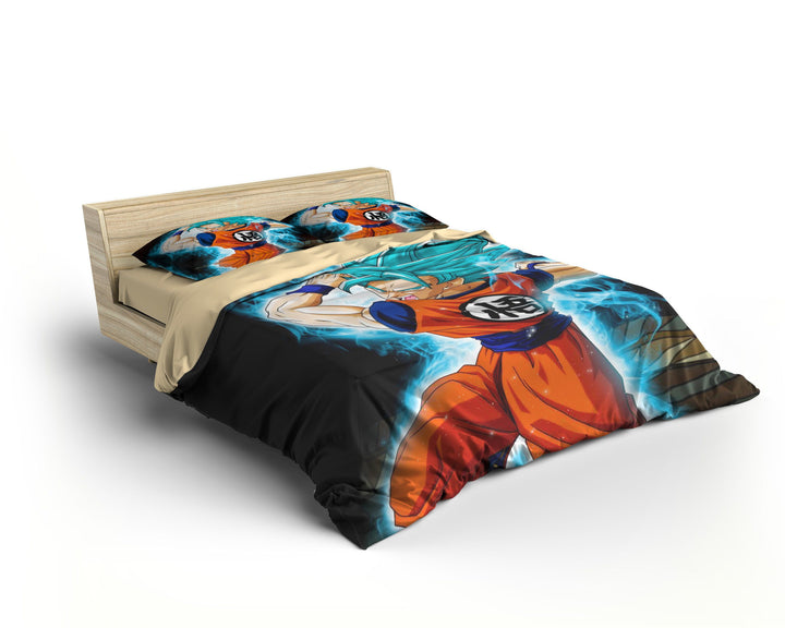 Une image d'une parure de lit avec le personnage de Son Goku de la série Dragon Ball Z. La parure de lit est bleue et orange avec un motif de Son Goku en train de se battre.,HO-3067513436,HO-7739664081,HO-1405670126,HO-4384361866