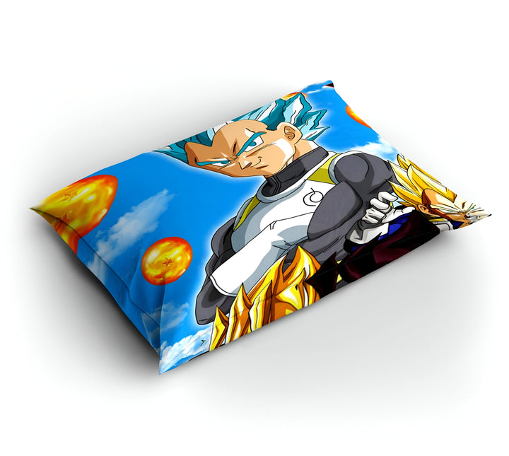 Une image de Vegeta, un personnage de Dragon Ball Z, debout dans les nuages. Il porte une combinaison bleue et blanche et a les cheveux bleus. Il y a des boules de cristal oranges éparpillées dans le ciel.,HO-4047642649,HO-3129484744,HO-5257498103,HO-665900128X