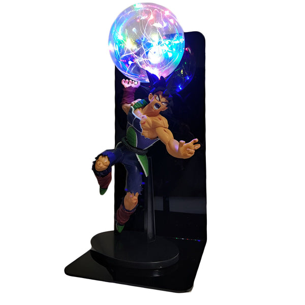 Une figurine de Bardock, un personnage de la série Dragon Ball Z, est en train de charger une boule d'énergie. La figurine est éclairée par une lumière bleue.,LA-0383204232