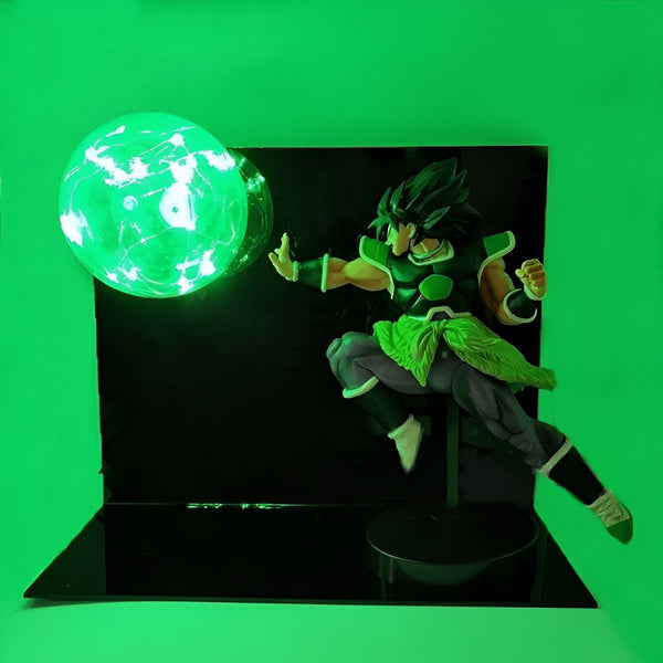 Une figurine de Broly, un personnage de Dragon Ball Z, est en train de lancer une boule d'énergie verte. La figurine est éclairée par une lumière verte.,LA-8745738076
