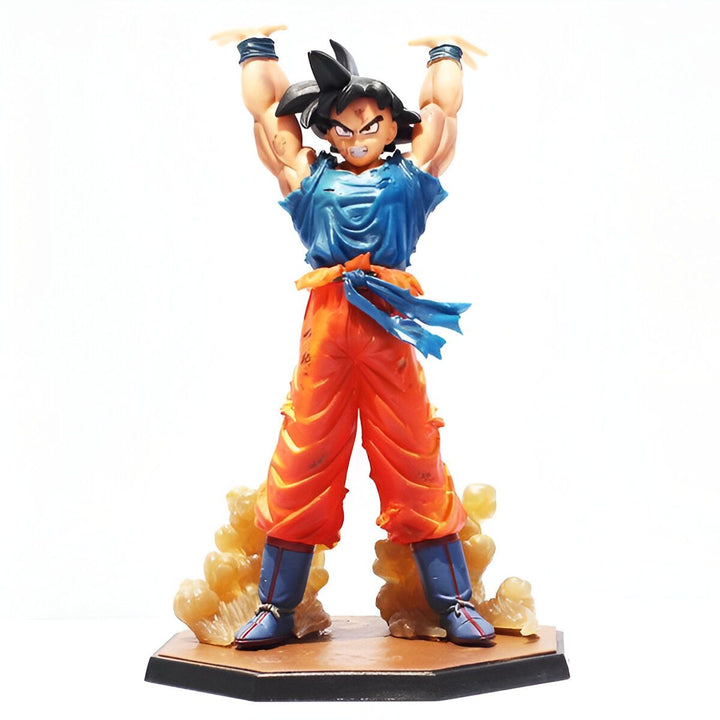 Une figurine de Son Goku, un personnage de la série animée Dragon Ball Z. Il est représenté en train de se préparer à attaquer, avec les bras en l'air et les muscles tendus. Il porte une combinaison orange et bleue déchirée et des bottes et gants bleus. La figurine est posée sur un socle marron.,LA-188714949X