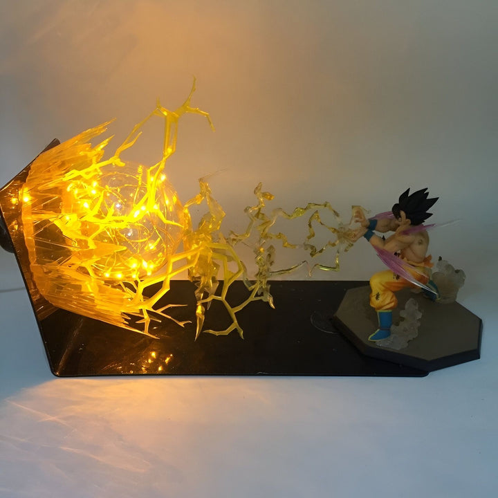 Une figurine de Son Goku en train de lancer un Kamehameha. La figurine est éclairée par une lumière jaune.,LA-0130223190