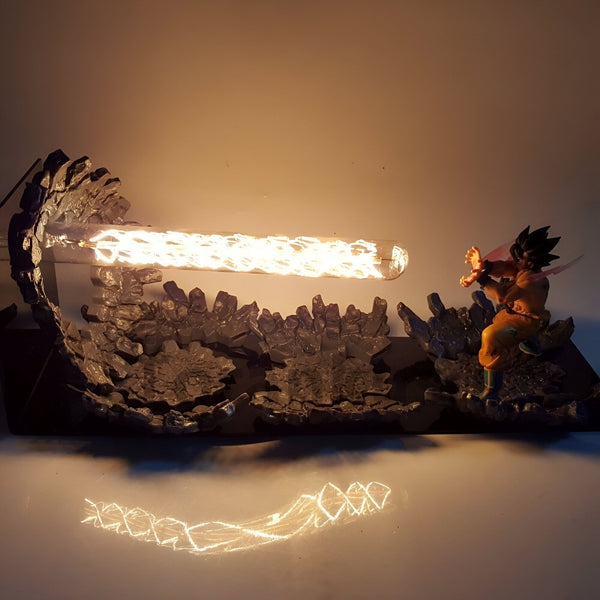 Une lampe en forme de personnage de dessin animé Goku tirant un Kamehameha. La lampe est en résine et mesure environ 30 cm de haut. Elle est éclairée par une LED et projette une image de Goku sur le mur.,LA-7747466544