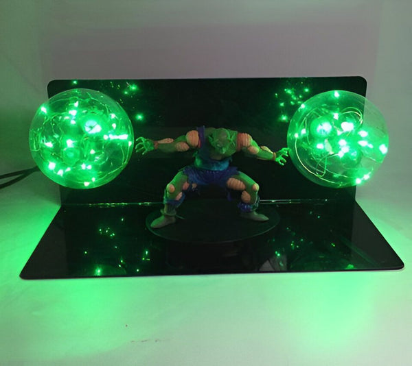 Une figurine de Piccolo tirant deux boules d'énergie verte. La figurine est éclairée par une lumière verte.,LA-8832984393