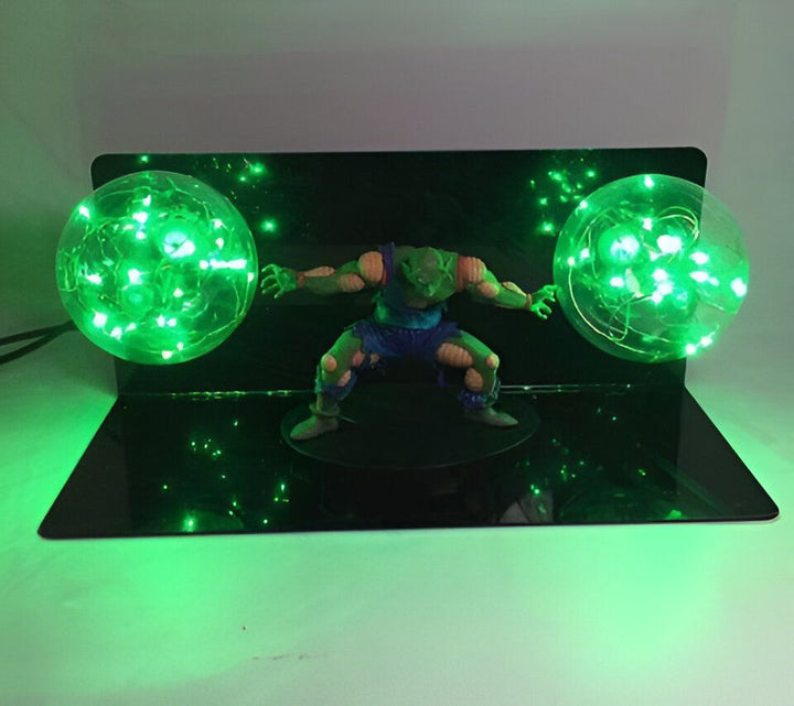 Une figurine de Piccolo tirant deux boules d'énergie verte. La figurine est éclairée par une lumière verte.,LA-8832984393