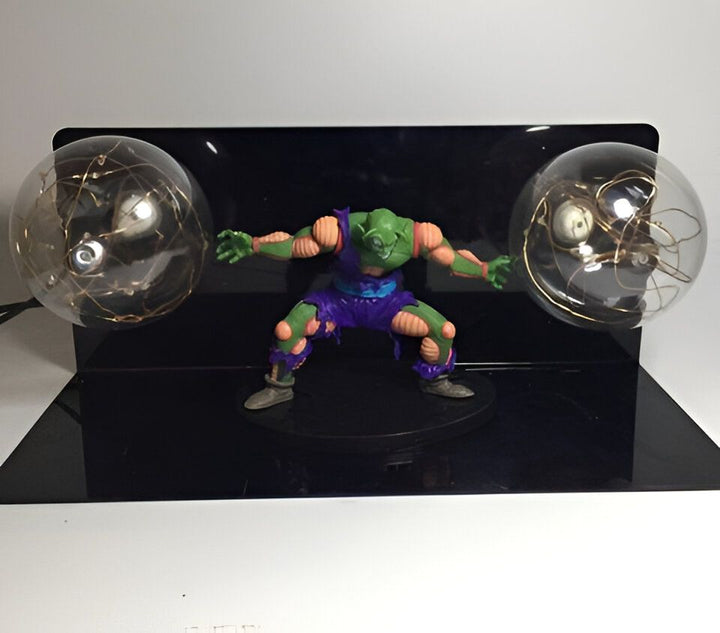 Une figurine de Piccolo, un personnage de Dragon Ball Z, en train de charger son attaque "Makankosappo". Il est représenté avec les veines apparentes et les cheveux hérissés, ce qui montre qu'il est en colère.,LA-8832984393