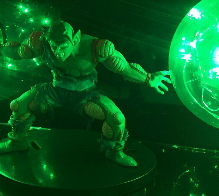 Une figurine de Piccolo, un personnage de Dragon Ball Z, en train de charger une attaque. Il est entouré d'une aura verte.,LA-8832984393