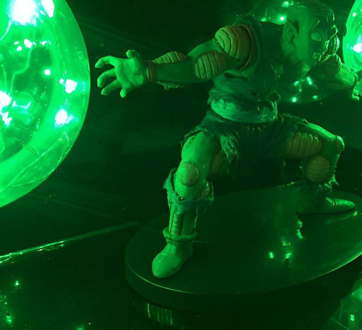 Une figurine de Piccolo de la série Dragon Ball Z est en train de charger une attaque. Il est entouré d'une aura verte et les veines de son cou sont saillantes.,LA-8832984393