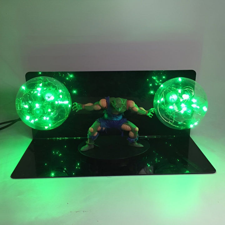 Une figurine de Piccolo tirant deux boules d'énergie verte. La figurine est éclairée par une lumière verte.,LA-8832984393