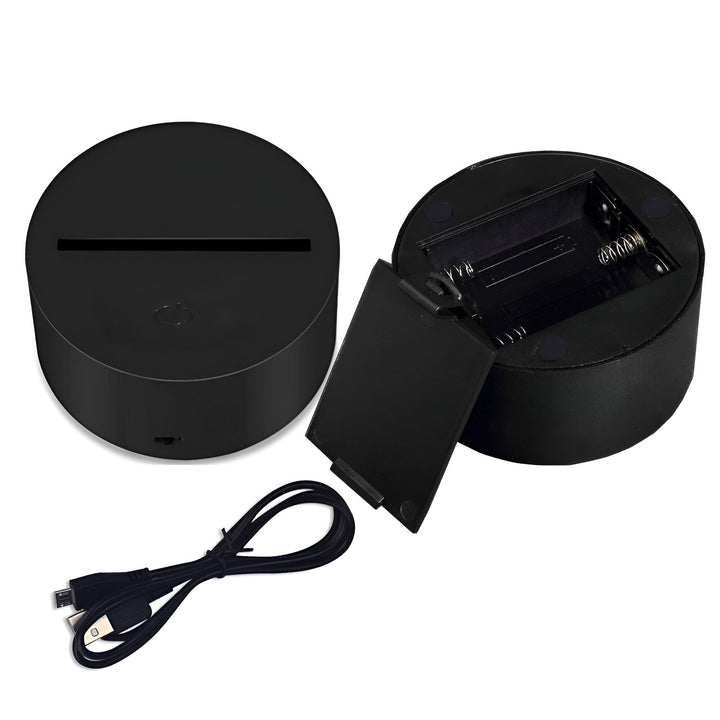 L'image montre une lampe noire avec un câble USB et des piles.,LA-4015403460