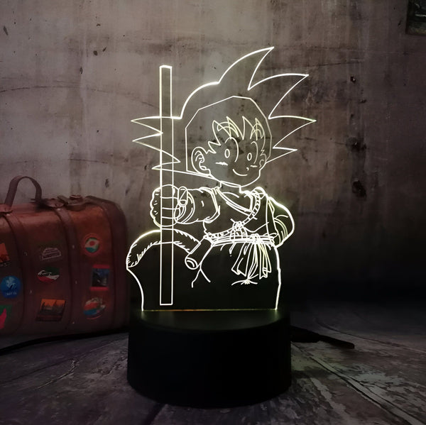 Une image de Son Goku, un personnage de la série animée Dragon Ball Z. Il est représenté debout, tenant un bâton à la main. La lumière est allumée, ce qui donne à l'image un aspect 3D.,LA-5657397061