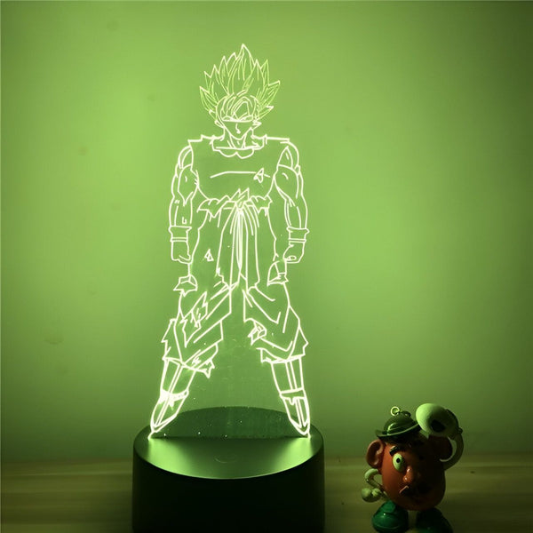 Une image d'une lampe 3D de Son Goku, un personnage de la série animée Dragon Ball Z. La lampe est éclairée par une lumière verte et est posée sur une surface verte. À côté de la lampe, on peut apercevoir une figurine de Mr. Patate.,LA-0417790368