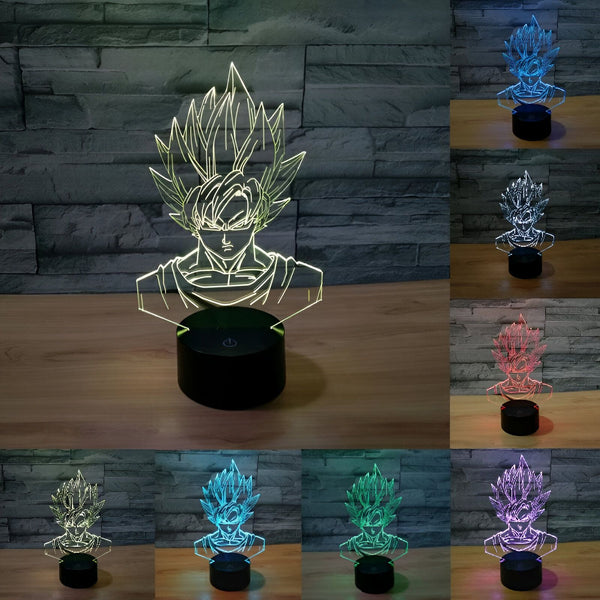 L'image représente une lampe 3D à LED de Son Goku, un personnage de la série animée Dragon Ball Z. La lampe est posée sur une table en bois. Elle est éclairée par une lumière blanche et diffuse une lumière colorée. La lampe est alimentée par un câble USB.,LA-2426691638