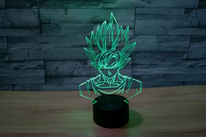 Une image d'une lampe 3D de Son Goku, un personnage de la série animée Dragon Ball Z. La lampe est verte et est posée sur une surface en bois.,LA-2426691638