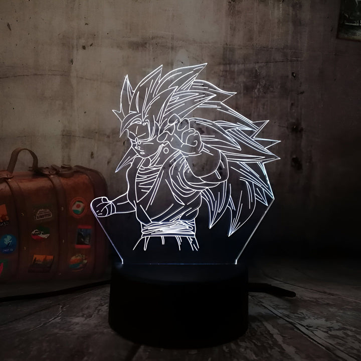 L'image représente une lampe 3D à l'effigie de Son Goku, un personnage de la série animée Dragon Ball Z. La lampe est posée sur une surface marron et est éclairée par une lumière blanche.,LA-050554427X