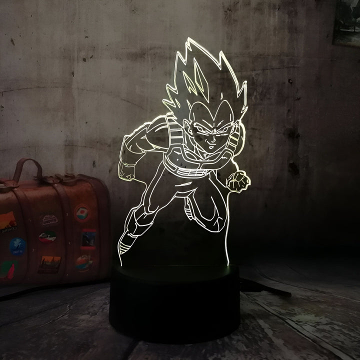 Une image d'un personnage de dessin animé, Vegeta, de la série Dragon Ball Z. Il est représenté en train de se battre, avec ses cheveux dressés vers le haut et ses poings serrés. La lumière est allumée derrière l'image, ce qui la fait ressortir.,LA-0824205227