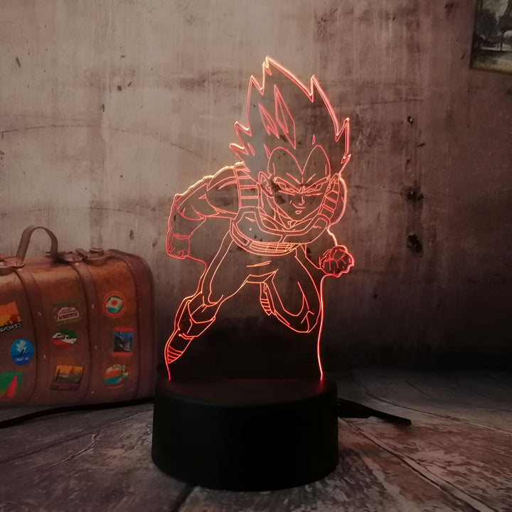Une image d'un personnage de dessin animé, Vegeta, de la série Dragon Ball Z. Il est représenté en train de se battre, avec ses cheveux dressés vers le haut et son poing droit en avant. La lumière rouge de la lampe le fait ressortir de l'arrière-plan sombre.,LA-0824205227