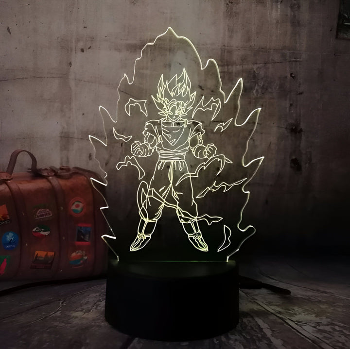Une image d'une lampe 3D de Son Goku, un personnage de la série animée Dragon Ball Z. La lampe est éclairée par une lumière verte et est posée sur une surface marron.,LA-791964187X
