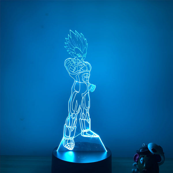 Une image d'un personnage de dessin animé, Vegeta, de la série Dragon Ball Z. Il est représenté debout, avec les cheveux dressés et les poings serrés. La lumière bleue qui l'entoure le fait ressortir de l'arrière-plan sombre.,LA-7786528288