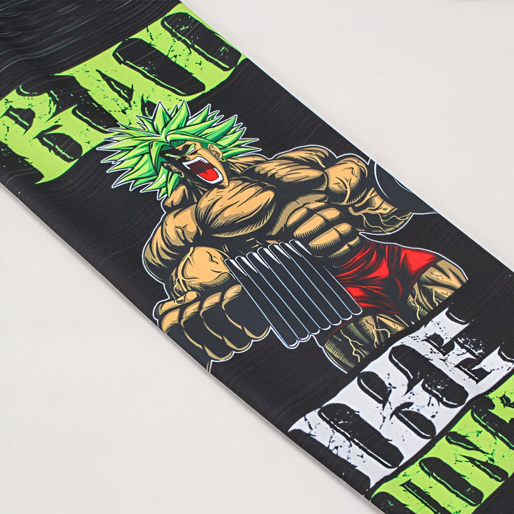 L'image représente un personnage de dessin animé musclé avec des cheveux verts qui soulève des poids. Il est vêtu d'un short rouge et de bottes noires. Le fond est noir avec des éclairs verts.,LE-612421136X,LE-082998786X,LE-2548664961,LE-8600029902