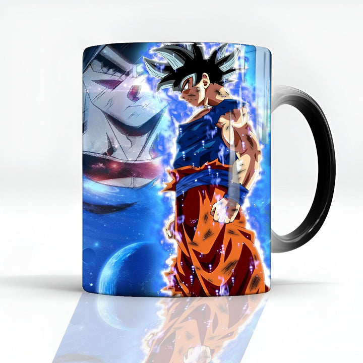 Une image de Son Goku, un personnage de la série animée Dragon Ball Z. Il est représenté de face, avec les cheveux bleus et les yeux bleus. Il porte une combinaison orange et bleue. Il est entouré d'un fond bleu avec des étoiles.,MU-8390295865