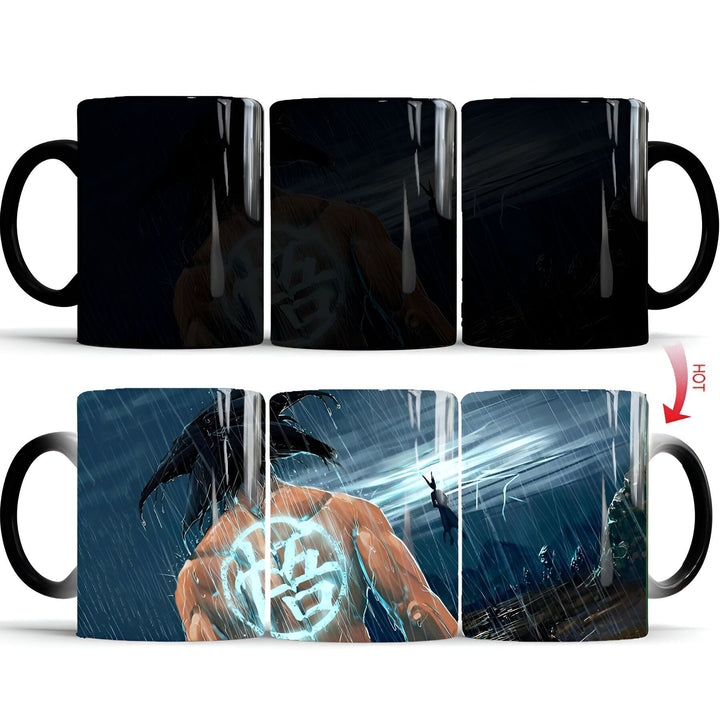 Une tasse noire qui change de couleur avec la chaleur. Lorsqu'elle est froide, la tasse est noire. Lorsqu'on y verse une boisson chaude, la tasse se transforme pour laisser apparaître un motif représentant Son Goku, un personnage de la série animée japonaise Dragon Ball Z.,MU-5265322582