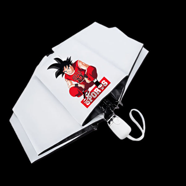 L'image représente un parapluie blanc avec une image de Son Goku, un personnage de la série animée Dragon Ball Z. Son Goku est représenté en train de jouer au basketball. Il porte un maillot de basketball rouge et blanc avec le numéro 23. Il porte également des chaussures de basketball rouges et blanches. Le parapluie est ouvert et on peut voir qu'il est fabriqué en polyester. Il possède une poignée en plastique noir.,PA-099767511X
