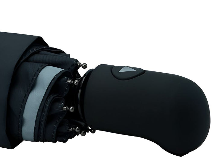 Une image d'un parapluie noir avec une poignée en plastique noire. L'伞 est fermé et on peut voir les baleines et le tissu de l'伞. La poignée est en plastique noir et possède un bouton pour l'ouverture et la fermeture de l'伞.,PA-8133640989