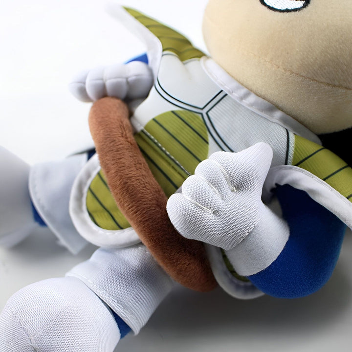 Une peluche de Vegeta, un personnage de Dragon Ball Z. Il porte son costume de Saiyan et a une expression sérieuse sur le visage.,PE-1481986317