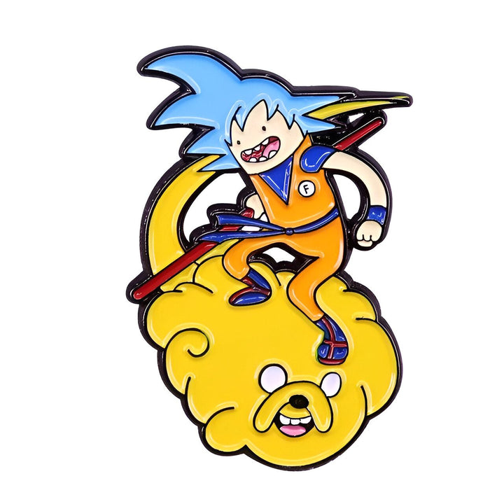 L'image représente un pin's en émail avec le personnage de Finn de la série animée Adventure Time, chevauchant le chien Jake qui est transformé en nuage jaune. Finn est représenté avec les cheveux bleus et la tenue de Goku, le personnage principal de la série animée Dragon Ball Z.,PI-5522389737