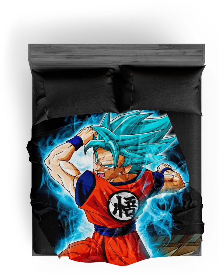 Une image de Son Goku, un personnage de la série animée japonaise Dragon Ball Z. Il est représenté en train de se transformer en Super Saiyan, avec ses cheveux bleus et ses yeux verts. Il est entouré d'un aura bleue et porte une combinaison orange et bleue.,PL-700760367X,PL-4267835675