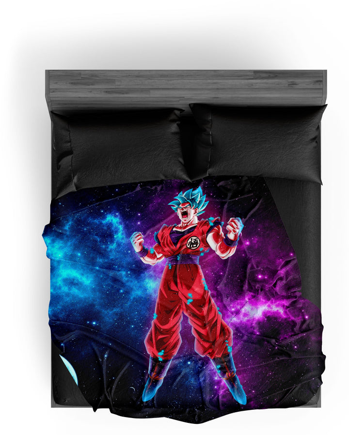 Une couette Dragon Ball Z. Le personnage principal, Son Goku, est en train de se transformer en Super Saiyan. Il est entouré d'une aura bleue et violette. La couette est noire avec des étoiles violettes et bleues.,PL-769091876X,PL-424147831X