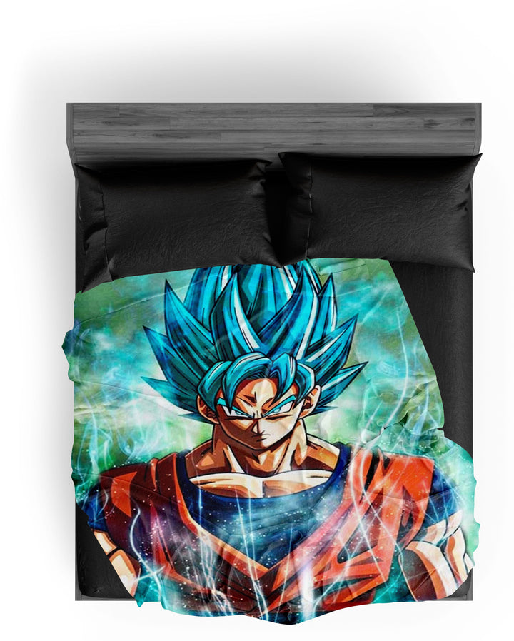 Une image de Son Goku, un personnage de la série animée Dragon Ball Z. Il est représenté en train de se transformer en Super Saiyan, avec ses cheveux bleus et ses yeux bleus. Il est entouré d'une aura bleue et rouge.,PL-822801452X,PL-8085801620