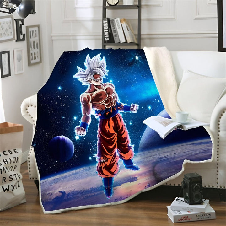 Une couverture en polaire avec Son Goku, un personnage de Dragon Ball Z. Il est représenté en train de voler dans l'espace, avec les cheveux blancs et les yeux bleus. Il porte son costume orange et bleu. La couverture est bleue avec des étoiles et des planètes.,PL-6642336151,PL-8837503792