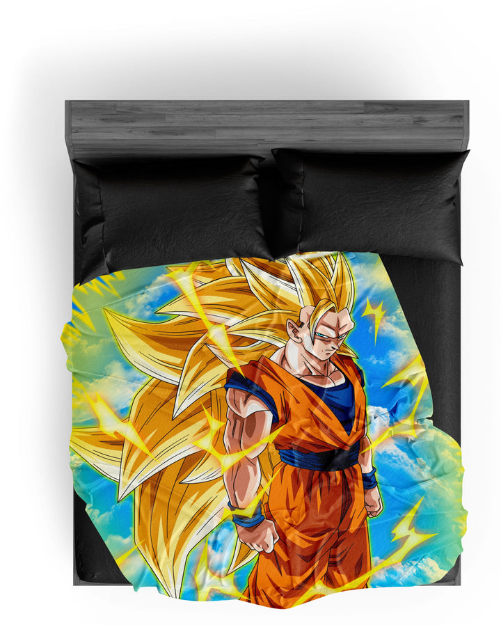 Une image de Son Goku, un personnage de la série animée Dragon Ball Z. Il est représenté debout, avec les cheveux jaunes et les yeux bleus, et porte une combinaison orange et bleue. Il est entouré d'éclairs et de nuages, et semble prêt à se battre.,PL-8154752050,PL-0223590231