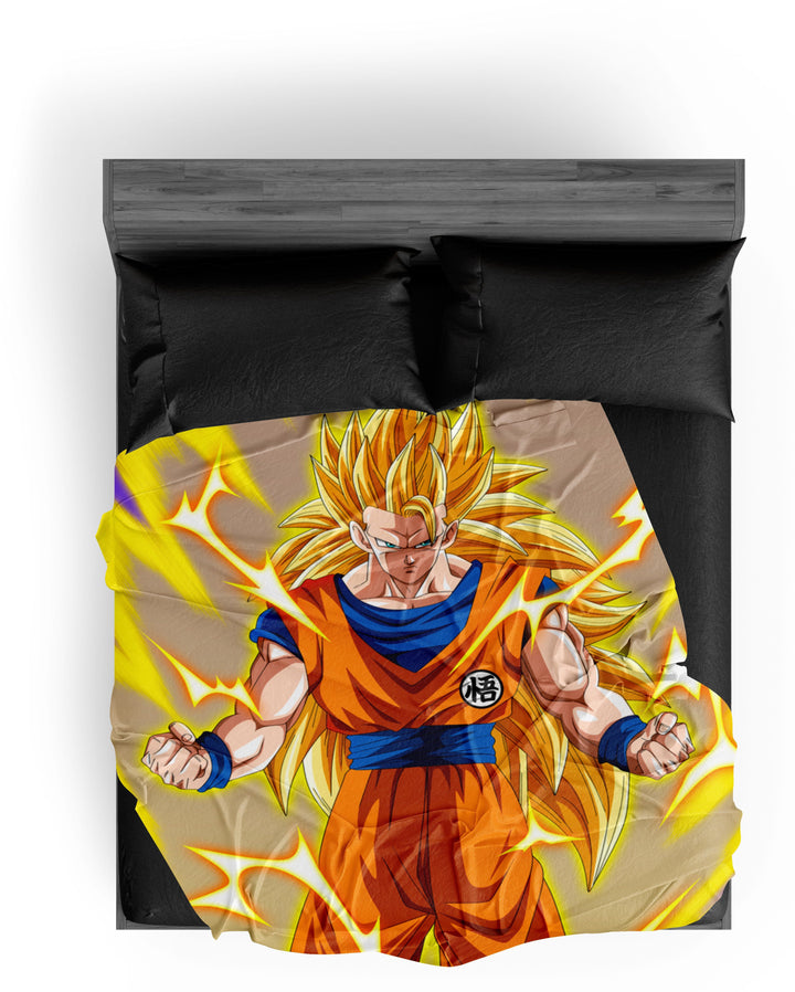 Une image de Son Goku, un personnage de la série animée Dragon Ball Z. Il est représenté en train de se transformer en Super Saiyan, avec ses cheveux blonds et ses yeux bleus. Il est entouré d'éclairs jaunes et porte une combinaison orange et bleue.,PL-1635538556,PL-9656714385