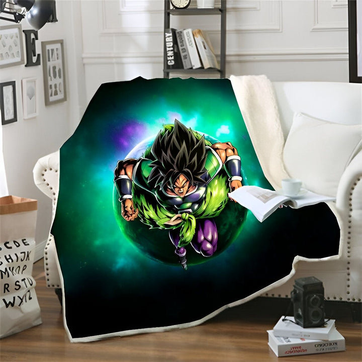 Une couverture en peluche avec un personnage de dessin animé, Broly, de la série Dragon Ball Z. Broly est un personnage grand et musclé avec des cheveux verts et des yeux bleus. Il est vêtu d'une combinaison verte et violette. La couverture est verte avec des étoiles et des planètes en arrière-plan.,PL-0593741412,PL-777689804X