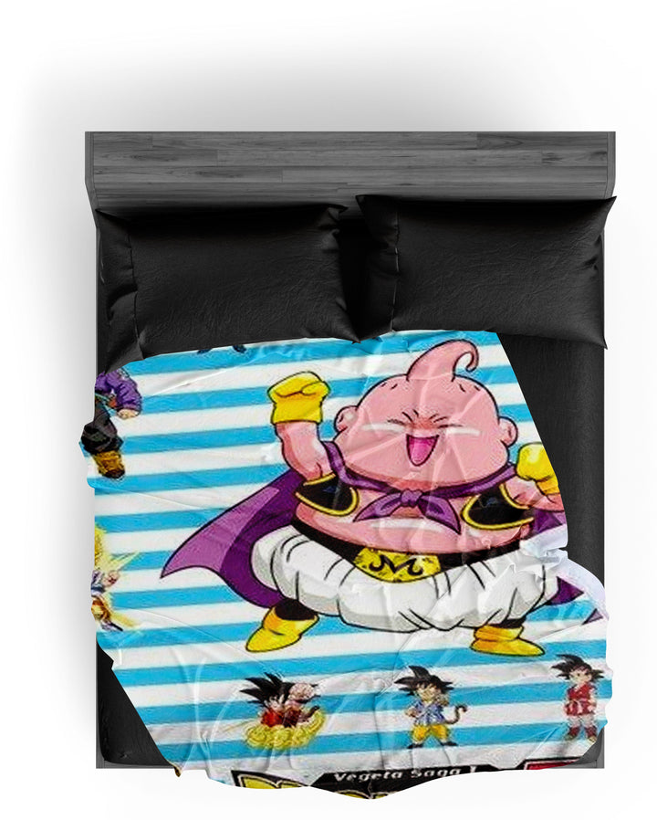 Une image de Buu, un personnage de Dragon Ball Z, sur une couette. Buu est un personnage rose avec des antennes et un pantalon violet. Il est en train de sourire et de montrer ses muscles. La couette est bleue avec des rayures blanches.,PL-3715331313,PL-4183963060