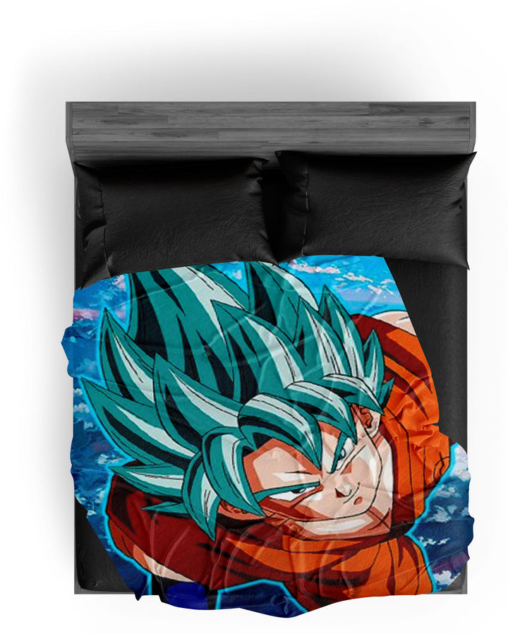 Une couette Dragon Ball Z avec Son Goku, le personnage principal de la série, en train de voler dans les airs. Il est entouré de nuages et porte sa combinaison orange et bleue.,PL-9981607630,PL-1654784672