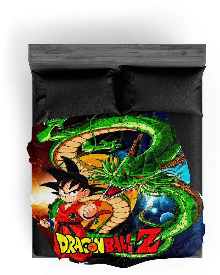 Une image de Son Goku, le personnage principal de la série animée Dragon Ball Z. Il est debout, poing levé, prêt à se battre. Derrière lui se trouve Shenron, un dragon vert géant.,PL-3653265819,PL-0210002700