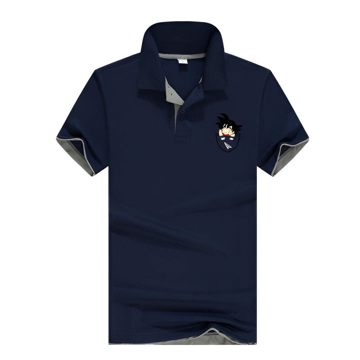 Le polo bleu marine a un petit personnage de Son Goku, un personnage de la série animée japonaise Dragon Ball Z, brodé sur la poitrine.